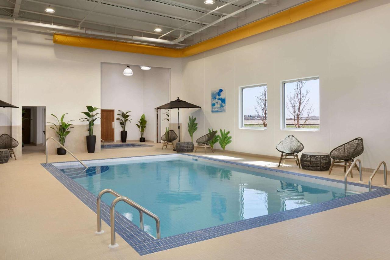 Microtel Inn And Suites By Wyndham Weyburn Exterior foto