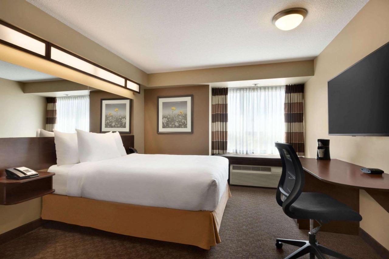 Microtel Inn And Suites By Wyndham Weyburn Exterior foto