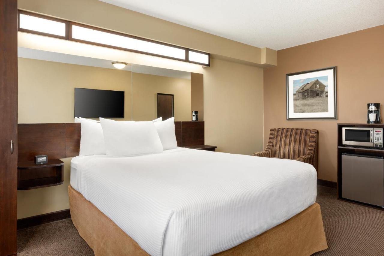 Microtel Inn And Suites By Wyndham Weyburn Exterior foto