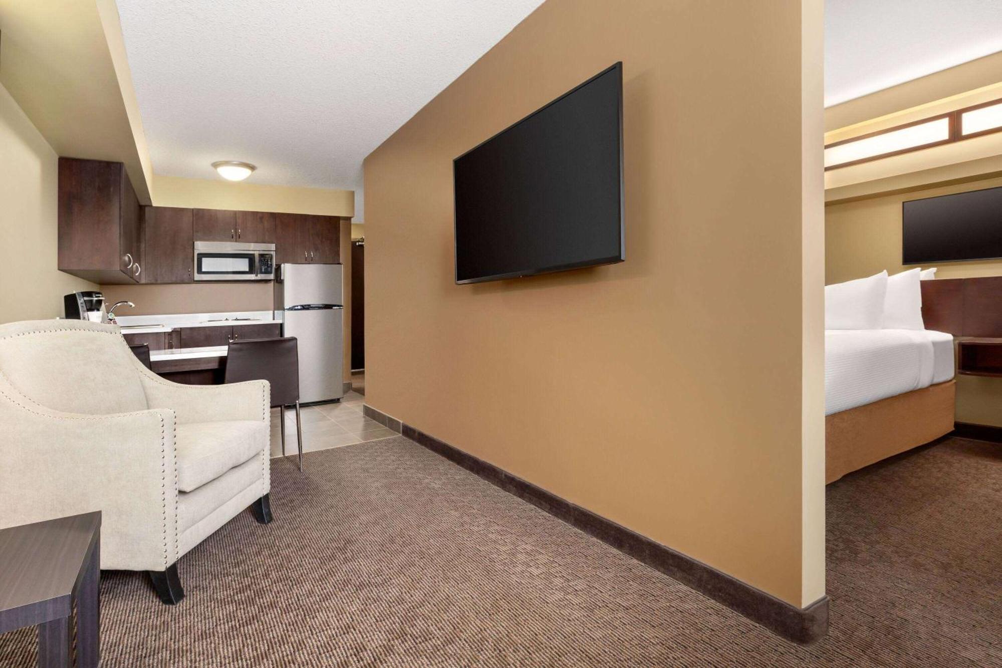 Microtel Inn And Suites By Wyndham Weyburn Exterior foto