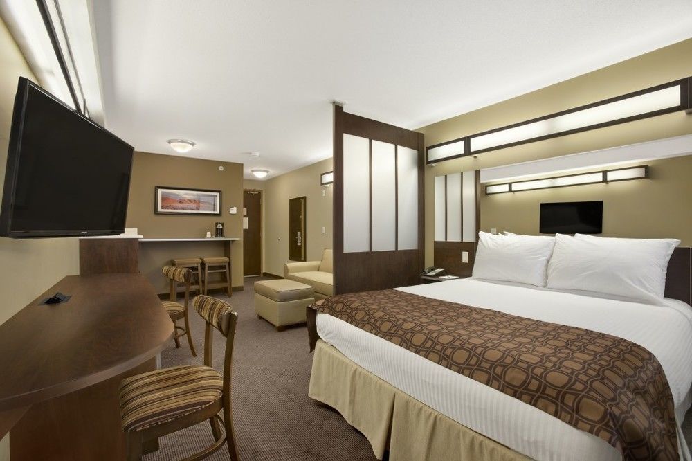 Microtel Inn And Suites By Wyndham Weyburn Exterior foto