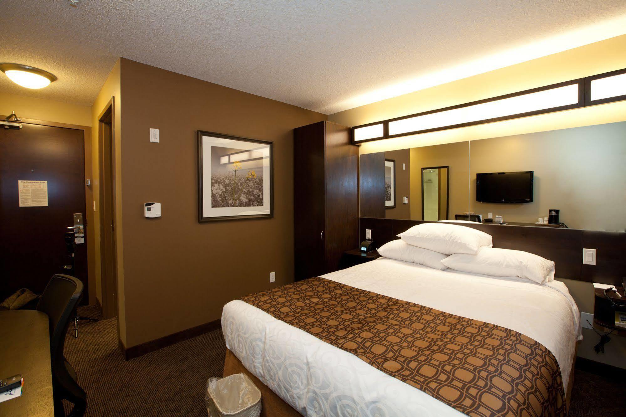 Microtel Inn And Suites By Wyndham Weyburn Exterior foto